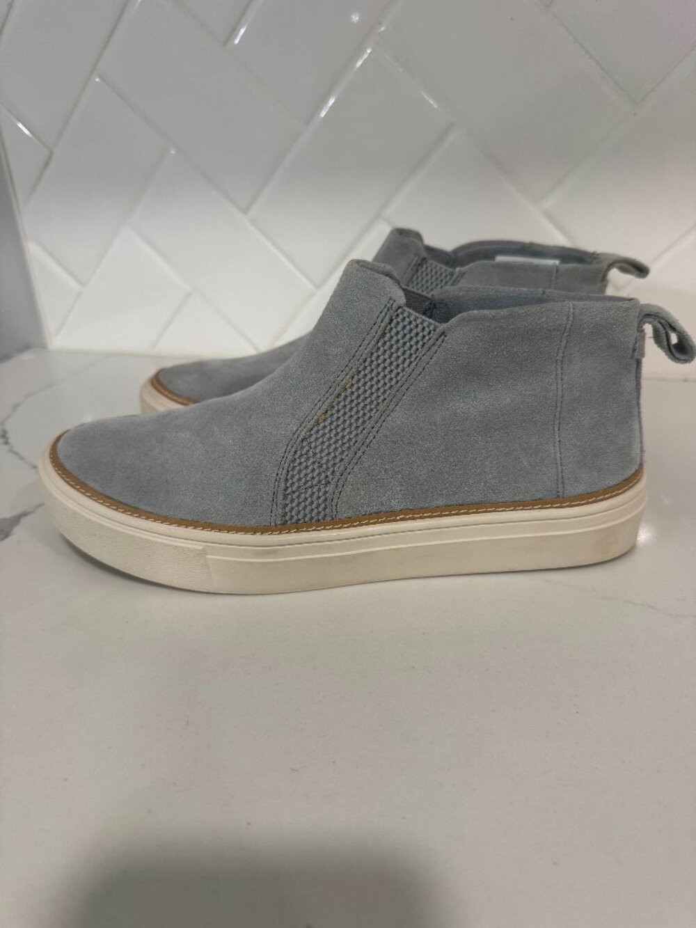 TOMS Women's Gray Suede High Top Sneakers — Size 7.5 🤍